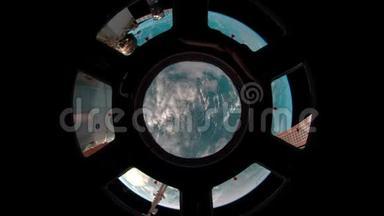 地球穿过国际空间站的舷窗。 美国宇航局提供的这段视频的元素